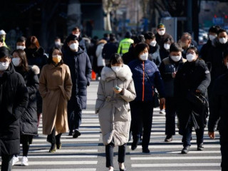 ދެކުނުކޮރެއާގެ ސޯލްގެ މަގުމަތީގައި މީހުން މާސްކު އަޅައިގެން ހިނގާފައިދަނީ