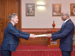 އިނގިރޭސިވިލާތުން ކަނޑައެޅުއްވި އާ ސަފީރު ސަފީރުކަމުގެ ފަތްކޮޅު އަރުއްވަނީ