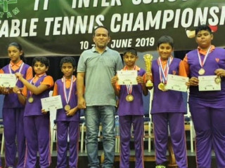 ޣިޔާސުއްދީން އިންޓަނޭޝަނަލް ސްކޫލުގެ ދަރިވަރުން ޓީޓީ މުބާރާތެއްގައި ހޯދި ކާމިޔާބު ފާހަގަކުރާއިރު، ތޯހާ އެ ކުދިންނާއެކު