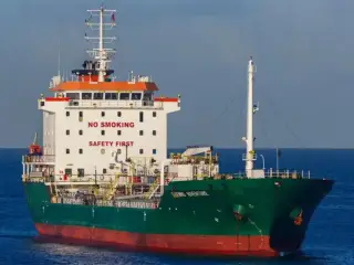 ކެރީބިއަންގެ ބާބަޑޯސްގެ ބްރިޖްޓައުންގައި ތެލާއި ކެމިކަލް އުފުލާ "ޓްރޭޑްވިންޑް އެޑްވެންޗަރ" ނަމަކަށް ކިޔާ ޓޭންކަރެއް ބަނދަރުކޮށްފައި އޮތް މަންޒަރު.