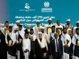 މުސްލިމް ވޯލްޑް ލީގުގެ ސެކްރެޓަރީ ޖެނެރަލް (މ) ރުވާންޑާގައި ބޭއްވި 70،000 ހާފިޒުންގެ ދަސްވެނިވުމުގެ ރަސްމިއްޔާތުގައި ބައިވެރިވެވަޑައިގަންނަވަނީ.