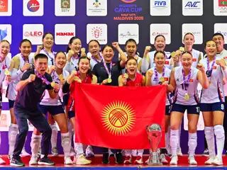 ކިރްގިސްތާން ކުޅުންތެރިން ތަށްޓާ އެކު އުފާފާޅުކުރަނީ.