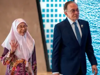 މެލޭޝިއާގެ ބޮޑުވަޒީރު އަންވަރު އިބްރާހީމާއި އެމަނިކުފާނުގެ އަނބިކަނބަލުން ވަން އަޒީޒާ ވަން އިސްމާއިލް، ފިލިޕީންސްގެ ސެބޫގައި ހުންނަ މެކްޓަން އެކްސްޕޯގައި 2026 މެއި 08 ވަނަ ދުވަހު ބޭއްވި އާސިއާން ސަމިޓްގެ މަރުހަބާ ކިޔުމުގެ ރަސްމިއްޔާތަށް ވަޑައިގަންނަވަނީ.