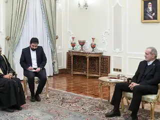 އީރާނުގެ ރައީސް މަސްއޫދު ޕެޒެޝްކިއަން (ކ) އާއި އޮމާނުގެ ޚާރިޖީ ވަޒީރު ސައްޔިދު ބަދުރު ބިން ހަމާދު އަލް ބުސައިދީ 10 ޖެނުއަރީ 2026 ގައި ތެހެރާން ގައި ބައްދަލު ކުރައްވަނީ