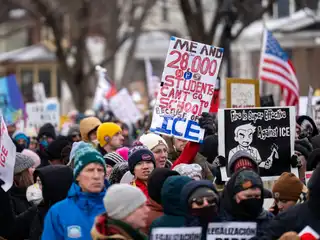 އެމެރިކާގެ މިނިއަޕޮލިސް ގައި "އައިސް" އޭޖެންޓުންނާ ދެކޮޅަށް ހިނގަމުންދާ މުޒާހަރާތަކުގެ ތެރެއިން