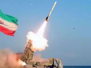 މި ފޮޓޯއިން ފެންނަނީ އަމާޒުތަކަށް ހަމަލާދިނުމަށްޓަކައި އީރާނުން މިސައިލެއް ފޮނުވާލާ މަންޒަރު.