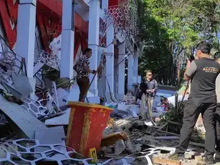 އިންޑޮނޭޝިއާ އަށް އައި ބިންހެލުމުގައި ގެއްލުންވެފައިވާ އިމާރާތެއް