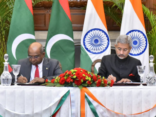 ފޮރިން މިނިސްޓަރ އަބްދުﷲ ޝާހިދު (ވ) އިންޑިއާގެ މިނިސްޓަރ އޮފް އެކްސްޓަރނަލް އެފެއާޒް ޑރ. ސުބުރަމަންޔަން ޖައިޝަންކަރު (ކ) އެއްބަސްވުމެއްގެ ސޮއި ކުރައްވަނީ