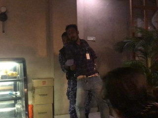 ކެފޭ ތެރެއިން ނޫސްވެރިޔާ ގެންދަނީ