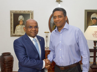 ސީޝެލްސްއަށް ކުރައްވާ ރަސްމީ ދަތުރުފުޅުގައި މިނިސްޓަރ ޝާހިދު ވަނީ ސީޝެލްސްގެ ރައީސް ޑެނީ ފޯރ އާއި ބައްދަލު ކުރައްވާފަ