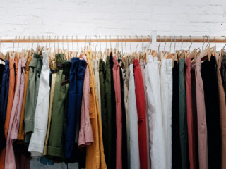 \"ތްރިފްޓިން\" ފިހާރައެއްގައި ހެދުންތަކެއް ވިއްކަން ޑިސްޕްލޭކޮށްފައި