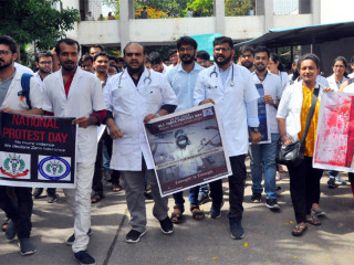 ކަލްކަތާގެ ޑޮކަޓަރުންގެ ހަޅުތާލު ނިމުމަކަށް ގެނައުމަށް އެއްބަސްވެއްޖެ