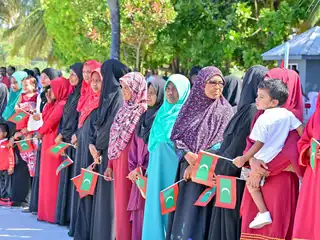 ހދ.ހިރިމަރަދޫ ރައްޔިތުން ރައީސް ޑރ.މުހައްމަދު މުއިއްޒަށް މަރުހަބާ ދެންނެވުމަށް ބަނދަރު މައްޗަށް އެއްވެފައި.