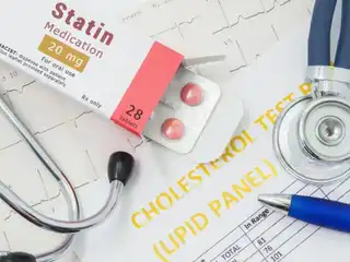 "ސްޓެޓިން މެޑިކޭޝަން" (ކޮލެސްޓްރޯލް ދަށްކުރަން ބޭނުންކުރާ ބޭސް).