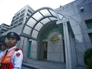 ފިލިޕީންސްގެ މެނީލާގައި ހުންނަ އޭޝިއަން ޑިވެލޮޕްމަންޓް ބޭންކް (އޭޑީބީ) ގެ މައި އިދާރާގެ ބޭރުގައި، 2009 ވަނަ އަހަރުގެ ފެބްރުއަރީ މަހުގެ 11 ވާ ބުދަ ދުވަހު ސެކިއުރިޓީ ގާޑަކު ފޯރިމަރަނީ.