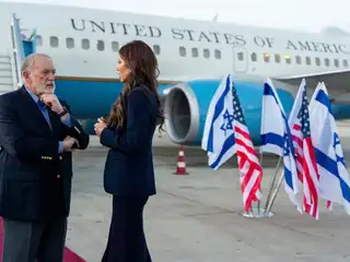 އިޒްރޭލުގެ ތެލް އަވީވްގައި ހުންނަ ބެން ގުރިއަން އެއާޕޯޓުގައި، 2025 ވަނަ އަހަރުގެ މޭ މަހުގެ 25 ވާ އާދީއްތަ ދުވަހު، އެމެރިކާގެ ހޯމްލޭންޑް ސެކިއުރިޓީ ސެކްރެޓަރީ ކްރިސްޓީ ނޯމް، އެމެރިކާއިން އިޒްރޭލަށް ކަނޑައަޅާފައި ހުންނަވާ ސަފީރު މައިކް ހަކަބީއާ  ވާހަކަދައްކަވަނީ.