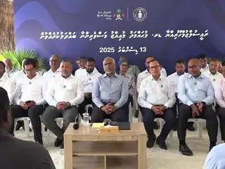 މާލޭގައި 49 މަސް ދޯނި މުޒާހަރާކުރަމުން ދަނިކޮށް، ރައީސް މުއިއްޒު ދުވާފަރަށް ގޮސް ތިރީހަކަށް މަސްވެރިންނާ ބައްދަލު ކުރުމުން ޝަކުވާތައް ބަންޑުން ކޮށްލައިފި