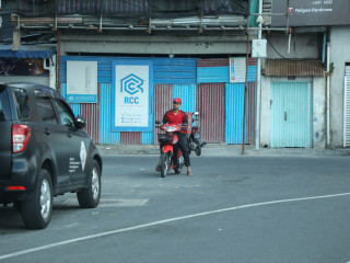 ޑެލިވަރީ ޚިދުމަތް ދިނުމުގައި މީހަކު ހަރަކާތްތެރިވަނީ: ހޯމަ ދުވަހުން ފެށިގެން ޑެލިވަރީގެ ޚިދުމަތް ދެވޭނީ ރޭގަނޑު ދިހައެއް ޖަހަންދެން