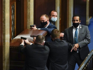 ކެޕިޓޮލް ހަމަނުޖެހުމުގައި ފުލުހުން ބަޑި ހިފައިގެން ހަރަކާތްތެރިވަނީ