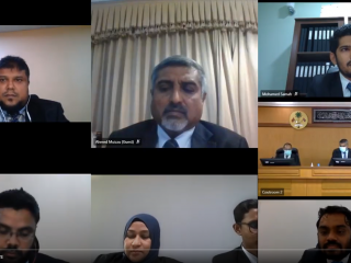 މިއަދު ހައިކޯޓުގައި ކުރިއަށް ދިޔަ ޔޮޓް ޓުއަރސް އާއި އެލައިޑް އިންޝުއަރެންސްގެ މައްސަލައިގެ ޝަރީއަތުގެ އަޑުއެހުމުގެ ތެރެއިން ނަގާފައިވާ ސްކްރީން ފޮޓޯއެއް