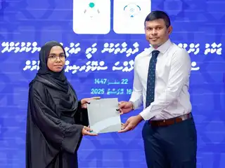 މޯލްޑިވްސް ޒަކާތު ހައުސްއިން ސްކޮލަރޝިޕް ލިބުނު ދަރިވަރަކަށް، ނައިބު ރައީސް ހުސައިން މުހައްމަދު ލަތީފު ލިޔުން ހަވާލު ކޮށްދެއްވަނީ. 