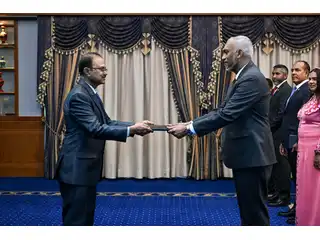 ފީޖީގެ އައު ސަފީރު، އެމަނިކުފާނުގެ ސަފީރުކަމުގެ ފަތްކޮޅު ރައީސުލްޖުމްހޫރިއްޔާއަށް އަރުވަނީ