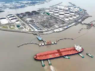 ޗައިނާގެ ޒެޖިއަންގް ޕްރޮވިންސްގެ ޒޯޝަންގެ ވައިޑިއާއޯ އައިލެންޑްގެ ކައިރީގައި އޮންނަ ތެޔޮ ޓާމިނަލެއްގައި ސާފުނުކުރާ ތެޔޮ ޓޭންކަރެއް ބަނދަރު ކުރުމަށް އެހީތެރިވަމުންދާ މަންޒަރު.