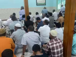 ނަމާދު ކުރުމަށް މިސްކިތުގައި ޖަމާއަތް ހަދައިގެން. 