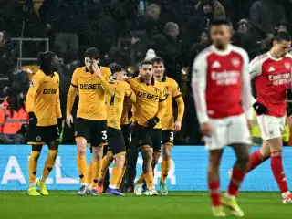 މެޗުގައި ލަނޑު ޖެހުމަށް ފަހު ވުލްވްސްގެ ކުޅުންތެރިން އުފާ ފާޅު ކުރަނީ