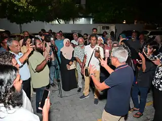 އަންގާރަ ދުވަހުގެރޭ އެމްޑީޕީ އިން ވެސްޓްޕާކް ސަރަހައްދުގައި ބޭއްވި ކަންމަތީ ޖަލްސާގެ ތެރެއިން: ޖަލްސާ ފެށިގެން ކުރިޔަށް ދަނިކޮށް އެސަރަހައްދުން ވަނީ ކަރަންޓު ކަނޑާލާފަ