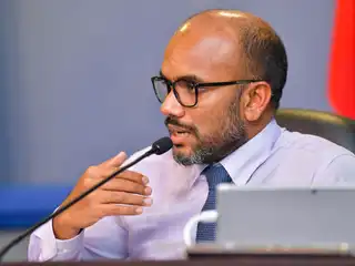 ސުކޫކް އަނބުރާ ދައްކަންޖެހޭ މުއްދަތު ކައިރިވެފައިވަނިކޮށް ސަރުކާރު ހިންގަން ޚަރަދުތައް ހަމަ ޖައްސަން ޕެންޝަން އޮފީހަށް މަޖުބޫރުކުރުވުމަކީ ވަރަށް ނުރައްކާތެރި ފިޔަވަޅެއް: ކުރީގެ މިނިސްޓަރ އަމީރު