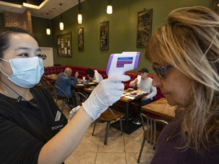 މީހަކުގެ ފިނިހޫނު މިން ޗެކްުކުރަނީ