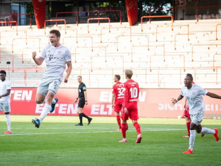 ޔޫނިއަން ބާލިން އަތުން ޗެމްޕިއަން ބަޔާނަށް މޮޅެއް