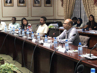 ކޮމިޝަނަރ އޮފް ޕްރިޒަންސް އަބްދުﷲ މުނާޒް މަޖިލީހުގެ ކޮމިޓީގައި