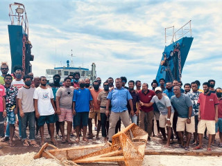 އަންގާރަ ދުވަހު ގުރައިދުއަށް އެ ރަށު ފުޓްބޯޅަ ދަނޑުގެ ބިން އެއްވަރުކުރުމަށް ބޭނުންވާ ސާމާނާއި އުޅަނދުފަހަރު ވަނީ ގެންގޮސްފައި