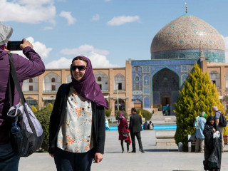 އީރާނަށް ޒިޔާރަތްކުރި ފަތުރުވެރިންތަކެއް ފޮޓޯ ނަގަނީ