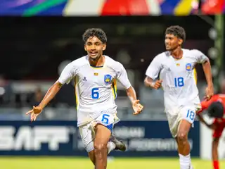 މެޗުގައި ލަނޑު ޖެހުމަށް ފަހު ސްރީ ލަންކާގެ ކުޅުންތެރިން އުފާ ފާޅު ކުރަނީ.