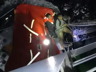 ޗައިނާގެ ކޯސްޓްގާޑުން ފިލިޕީންސްގެ ފަޅުވެރިން ސަލާމަތް ކުރުމަށް ދެ އުޅަނދެއް ފޮނުވި