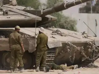 އިޒްރޭލު ސިފައިން ޣައްޒާގެ ބޯޑަރު ކައިރީގައި އޮންނަ ސްޓޭޖިންގ އޭރިއާއެއްގައި ޓޭންކެއް މަރާމާތު ކުރަނީ - 2025 ޖުލައި، 1.