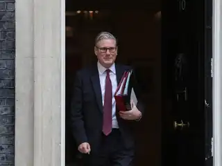 ކޮންމެ ފިއްތުމެއް ކުރިމަތި ވިޔަސް ނިންމުން ބަދަލެއް ނުވާނެ، އީރާންއާ ދެކޮޅަށް ކުރާ ހަނގުރާމަ އަކީ އަހަރަމެންގެ ހަނގުރާމައެއް ނޫން: އިނގިރޭސިވިލާތުގެ ބޮޑު ވަޒީރު ސްޓާމަރ