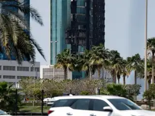 އިޒްރޭލް އާއި އެމެރިކާ އިން އީރާނަށް ދިން ހަމަލާތަކާ ގުޅިގެން އީރާނުން ބަދަލުހިފުމުގެ ގޮތުން ފޮނުވާލި ޑްރޯން ހަމަލާއެއްގައި ބަހްރެއިން މަނާމާގެ ސީފް ސަރަހައްދުން ގެއްލުން ލިބިފައިވާ އިމާރާތެއްގެ ކައިރިން އުޅަނދު ފަހަރު ދަތުރު ކުރަނީ.