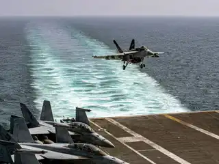 ޔޫއެސް ނޭވީން އާންމުކޮށްފައިވާ މި ފޮޓޯއިން ފެންނަނީ، 2026 ފެބްރުއަރީ 28 ވަނަ ދުވަހު ކަނޑުމަތީގައި ކުރިއަށްދިޔަ "އޮޕަރޭޝަން އެޕިކް ފިއުރީ" އަށް އެހީތެރިކަން ފޯރުކޮށްދިނުމުގެ ގޮތުން، ސްޓްރައިކް ފައިޓަރ ސްކޮޑްރަން (ވީއެފްއޭ) 14 އާ ގުޅިފައިވާ އެފް/އޭ-18އީ ސުޕަރ ހޯނެޓް މަތިންދާބޯޓެއް، ނިމިޓްޒް ކްލާސްގެ އެއަރކްރާފްޓް ކެރިއަރ އެއް ކަމަށްވާ ޔޫއެސްއެސް އަބްރަހަމް ލިންކަން (ސީވީއެން 72) ގެ ފްލައިޓް ޑެކަށް ޖައްސާ މަންޒަރު.