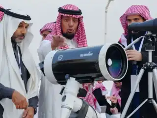 ރަމަޟާން މަހުގެ ފެށުމާއި، ފިޠުރު ޢީދާއި އަދި އަޟްޙާ ޢީދު ފަދަ އިސްލާމީ ބޮޑެތި މުނާސަބަތުތައް ފެށޭ ތާރީޚު ކަނޑައެޅުމަށްޓަކައި، ހަނދު ބެލުމަކީ އިސްލާމީ މުޖުތަމަޢުތަކުގައި ޒަމާނުއްސުރެ އަމަލުކުރަމުން އަންނަ އުސޫލު.