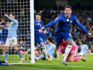 މެޗުގައި ލަނޑު ޖެހުމަށް ފަހު ޗެލްސީގެ އެންޒޯ ފެނާންޑޭސް އުފާ ފާޅު ކުރަނީ