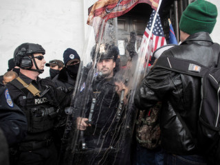 ކެޕިޓޮލްގައި ހިނގި ހަމަނުޖެހުމުގެ ތެރެއިން