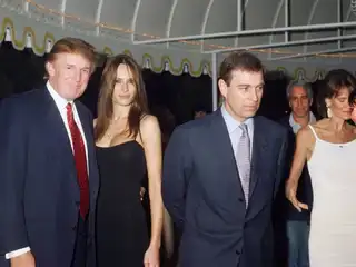 ފްލޮރިޑާގެ ޕާމް ބީޗުގައި ހުންނަ މާ-އަ-ލާގޯ އެސްޓޭޓުގައި 2000 ވަނަ އަހަރުގެ ފެބްރުއަރީ މަހުގެ 12 ވަނަ ދުވަހު ނަގާފައިވާ މި ފޮޓޯއިން ފެންނަނީ (ވާއަތުން ކަނާތަށް) އެމެރިކާގެ ރިއަލް އެސްޓޭޓް ޑިވެލޮޕަރ ޑޮނަލްޑް ޓްރަމްޕާއި، އޭނާގެ އޭރުގެ ލޯބިވެރިޔާ އަދި ފަހުން އަނބިކަނބަލުން، ކުރީގެ މޮޑެލް މެލަނިއާ ކްނައުސް އާއި، ޔޯކްގެ ޑިއުކް ޕްރިންސް އެންޑްރޫ އާއި، ފައިނޭންޝިއަރ ޖެފްރީ އެޕްސްޓީންގެ އިތުރުން ކަނާތް ފަރާތުގައި ހުރި ޖިސްލޭން މެކްސްވެލް އެކުގައި ތިއްބާ.