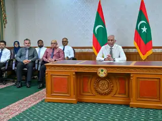 "ކޮން ޤައުމެއްގައިތޯ ތިޔަ އުޅުއްވަނީ، ދިވެހި ރާއްޖޭގައިތޯ؟" ޑޮލަރުގެ ދަތިކަމާއި ރައްޔިތުންގެ ކަންބޮޑުވުންތަކަށް ރައީސް ދެއްވި ހަރުކަށި ރައްދު!