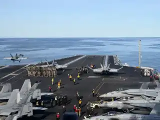 އެމެރިކާގެ މަތިންދާބޯޓު އުފުލާ މަނަވަރު ޔޫއެސްއެސް ޖެރަލްޑް އާރް ފޯޑް އިން ފައިޓަރ ޖެޓް ތަކެއް އުތުރު ކަނޑުގައި އުދުއްސާލަނީ - ސެޕްޓެމްބަރު  24، 2025.