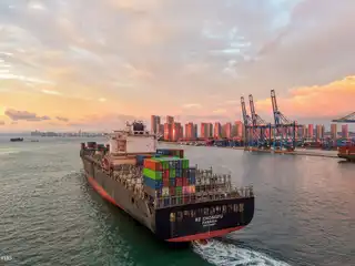 ޗައިނާގެ އިރުމަތީ ޝަންޑޮންގް ޕްރޮވިންސްގައި އޮންނަ ޗިންގްޑައޯ ގެ ބަނދަރަށް ކޮންޓެއިނަރ ބޯޓެއް ދަތުރު ކުރަނީ.