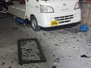 މަގު މައްޗަށް ވެއްޓުނު ކުޑަދޮރު